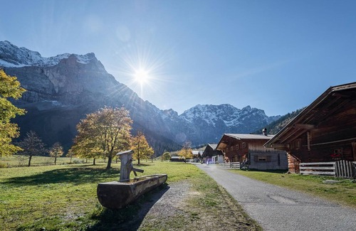 Eng Alm Cabin | Comfortable Zweibettzimmer Nr. 2 with Ocean View & Breakfast