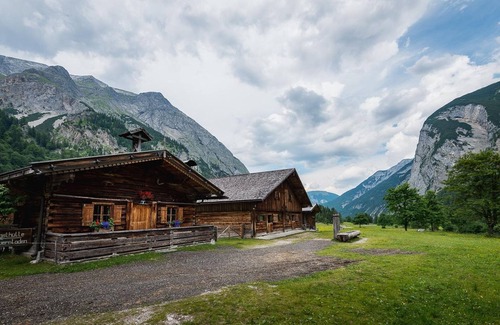 Eng Alm Cabin | Comfortable Zweibettzimmer Nr. 2 with Ocean View & Breakfast