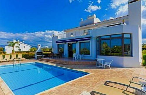 Latchi House | Relax at Zypern Villa Latsi Beach with Kitchen Amenities