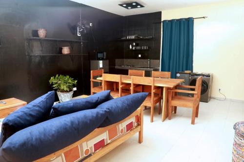 À 2 pas de la plage, 80 metres de la mer, 1 SALON, 1 CHAMBRE et 2 SDB