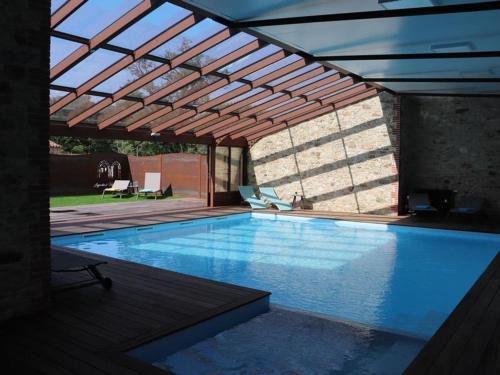 Élégant gîte 18ème siècle rénové avec piscine couverte, terrasse et grand terrain aux Herbiers. - FR-1-426-406