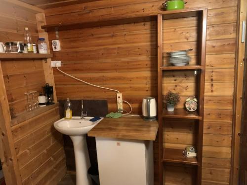 בקתה מעץ בחווה farm B'H