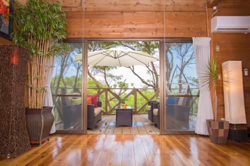 ダイナミックオーシャンビューを堪能できる自然の中のログハウス