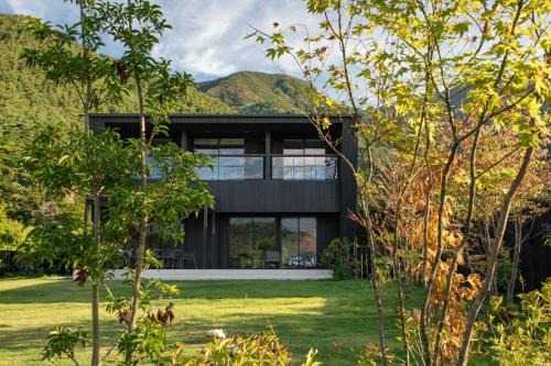 全室から富士を望み 広い庭で憩う別荘