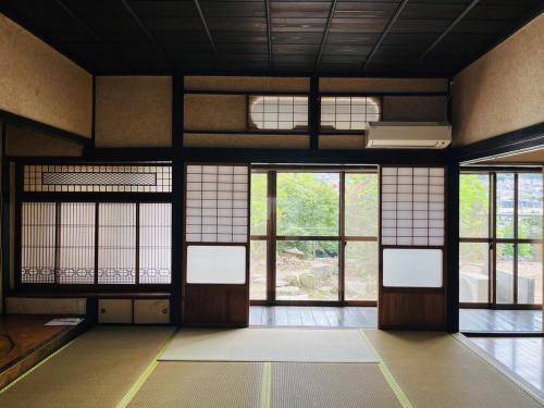 1日1組限定 5LDKお洒落古民家 駐車場2台 夜景を望む宿 "一休庵" Traditional house with yard and parking