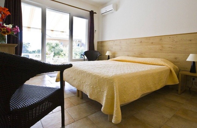 1.5 km from St-Florent Independent room with access to the sea