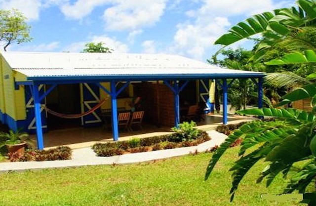 1- Authentic T2 & Large garden near the beach