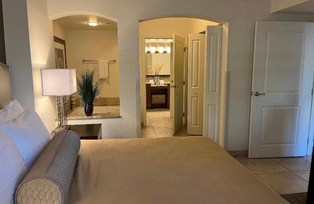 1 Bed,1 Bath condo with full kit & wash/dry 5min from the strip & Allegiant Sta.