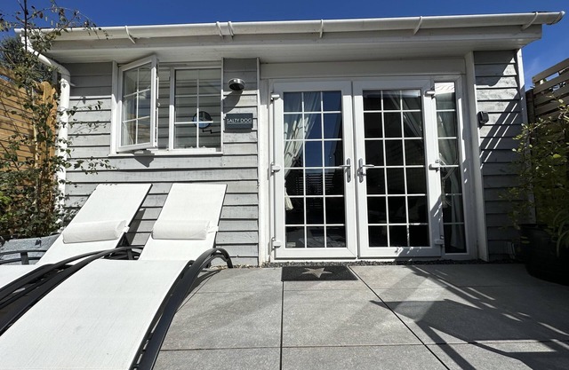 1 Bed Cabin - Sleeps 2 - Pets - Garden - Parking