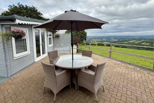 1 Bed Cabin-Sleeps 2 Hot Tub Garden Pets Views