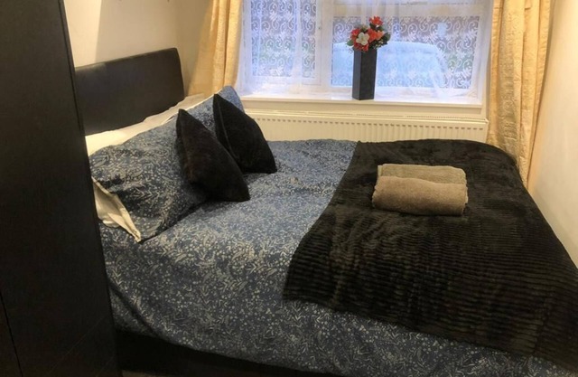 1 bed Studio - Sleeps 2 - Free Parking