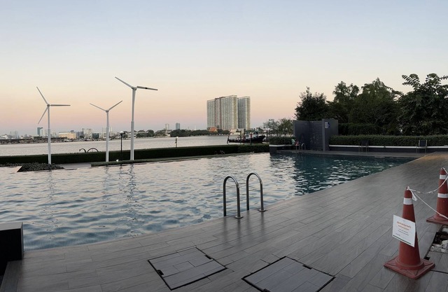 1-bedroom riverside Bangkok apartment with washing machine, infinity pools, etc