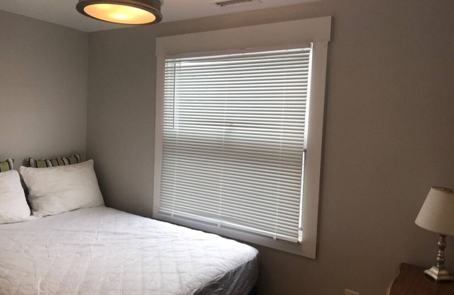 1 bedroom, 1 full bath condo, with central a/c & internet! book today!