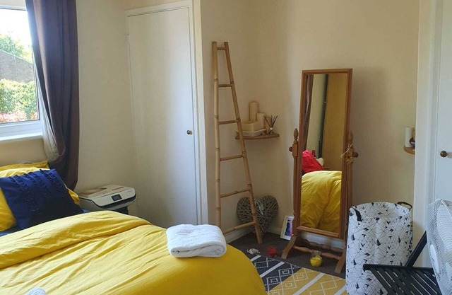 1 bedroom apartment wt ext leather sofa chair. 10 minutes to city center