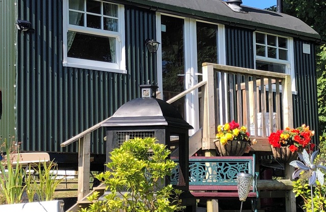 1 Bedroom Cabin Sleeps 2, Private Garden, Wifi