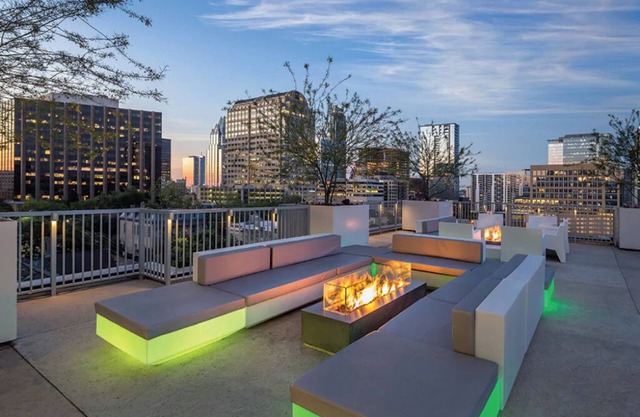 1 Bedroom Deluxe Condo w/Kitchen in Austin! Sleeps 4!