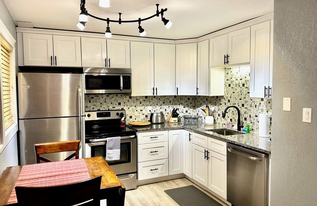 1 bedroom furnished apartment, great location, 10 minutes from Frontier Park.