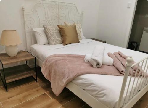 1 bedroom guesthouse close 2Train&Westfield