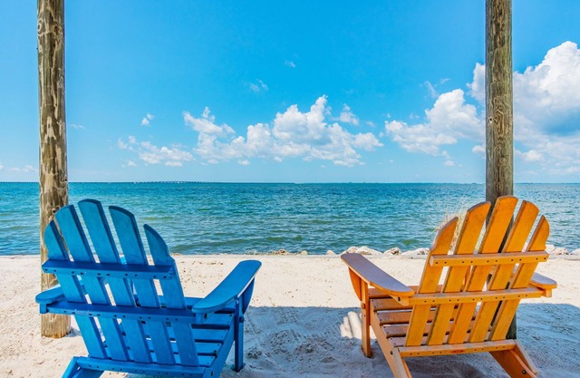 1 Bedroom, Sleeps 4, Waterfront Balcony, Full Kitchen, Pool, A.C., Smart TV