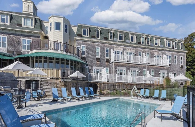 1 Bedroom Suite w/Kitchenette near Newport, overlooking the bay! Sleeps 4