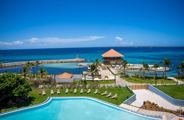 1 Bedroom Suite w/Ocean View Balcony, Outdoor Pool, Beach Access & Free Parking