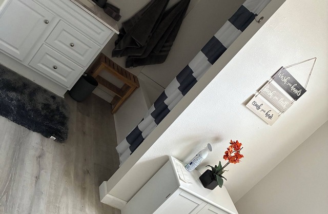1-bedroom with AC and WiFi in Marvelous Hill Country.