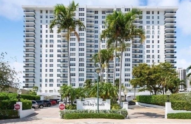 1 Block from Beach, Water View, 2 Bd, 2 Bth Pool, BBQ, Gym, Tennis ct, Rec.Room