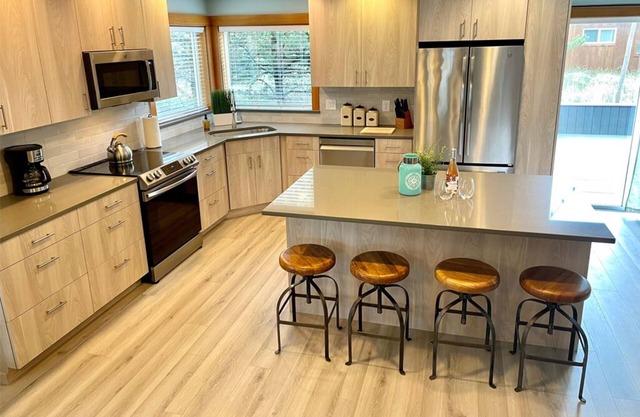1 Block From Beach, Sleeps 12, Open Plan, Large Deck, Game Room