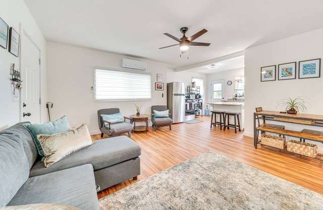 1 Block to Heart of Hilo: Fully Renovated Home