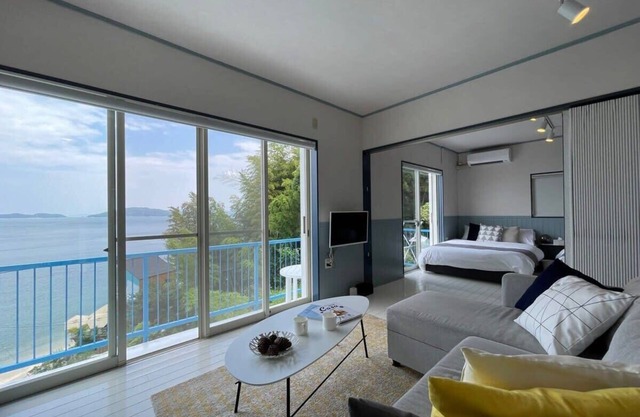 1 BR House with Ocean View Few min walk to beach