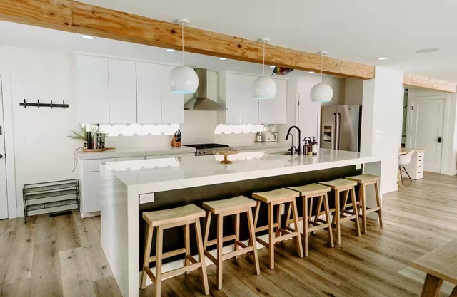 #1 Huge, 2 lvl, 6 Beds, Gated Yard Pickleball+ B-ball Rochester Hills Home