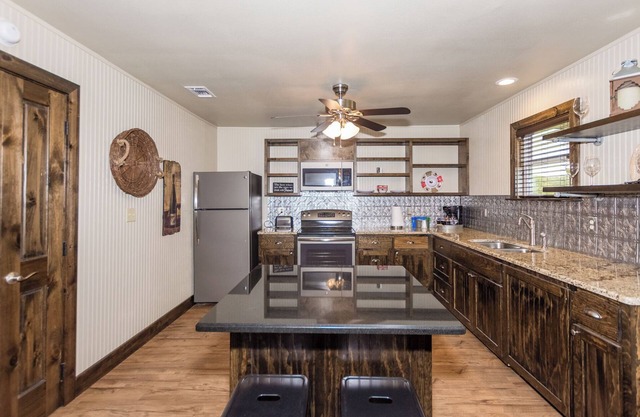 1) La Cosina with Full Kitchen