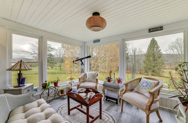 1 Mi to Historic District: Mtn-View Franklin Home