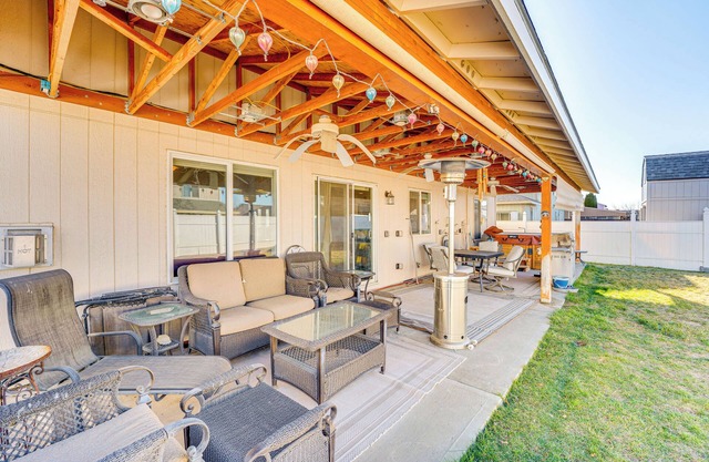 1 Mi to Moses Lake: Home w/Private Yard & Hot Tub