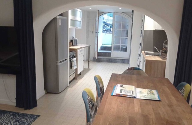 1 min to the centre of the port of Nice. 7 mins from Beach 2 mins to tram stop