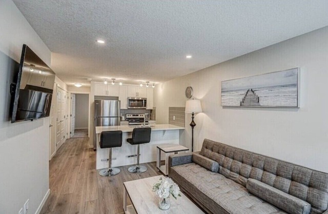 1 Queen BR Condo @ Seton, 3 mins to South Health campusn