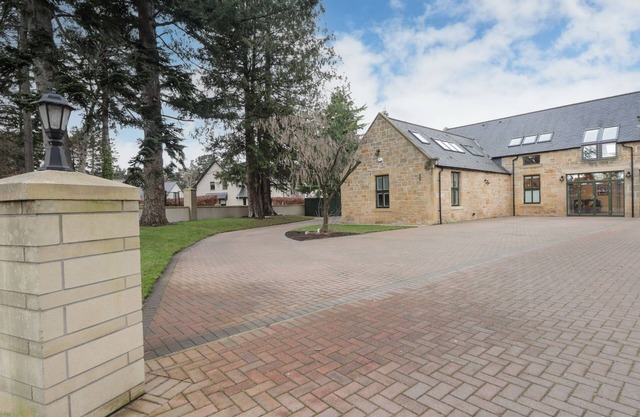 1 THE COACH HOUSE, pet friendly, with hot tub in Elgin