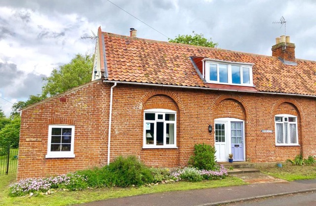 1 Tunns Cottages, Rushmere, nr Beccles
