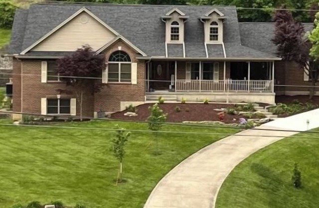 10 miles to Perfect North Ski Slopes! Sleeps 7+ air mattresses- up to 10