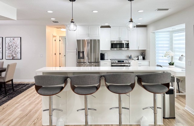 10 min to Clearwater Beach - Spacious - Large Salt Heated Pool - Family Friendly