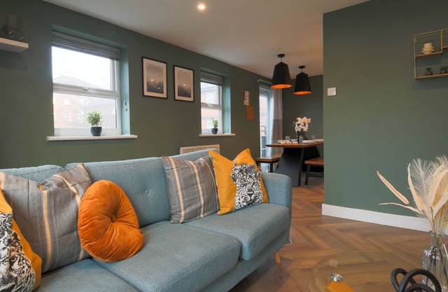 10 min walk to City Centre 2 Bed Flat with Parking
