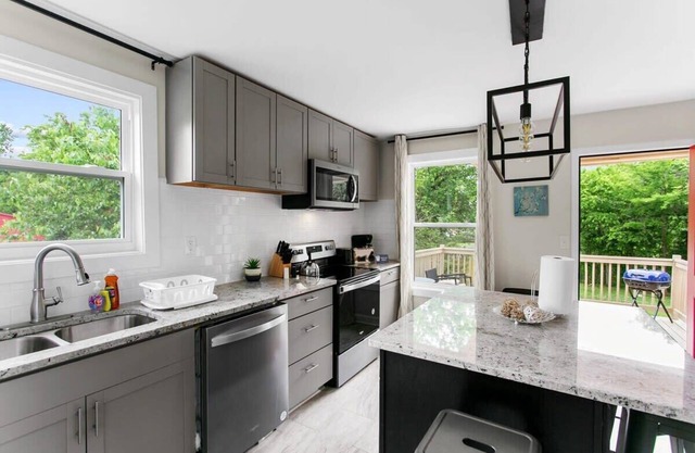 10 Mins to Downtown! Modern in Magic City- Unit A