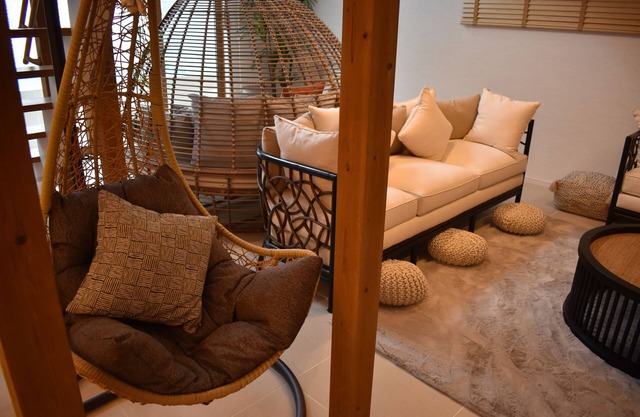 10-minute walk to American Village! Private villa with pool