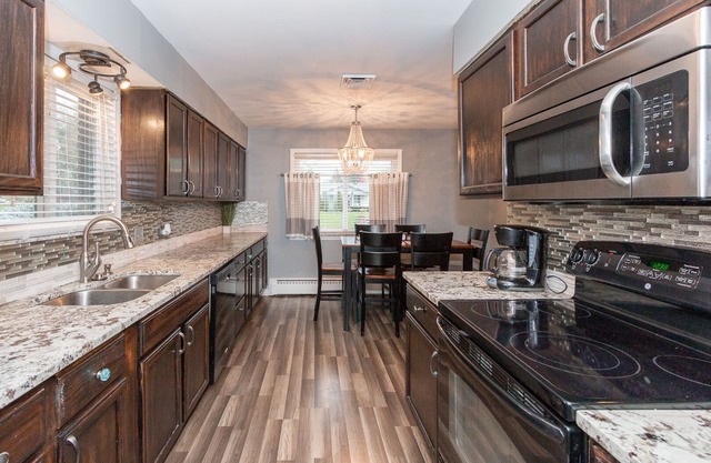 10 minutes from DOWNTOWN & TAYLOR SWIFT LARGE SPACE