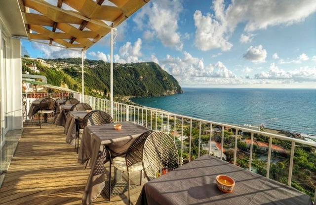 10 sets 5 minutes from the sea with breathtaking views, pool, wifi and parkingnn