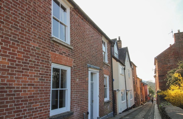 10 UPPER LINNEY, family friendly, character holiday cottage in Ludlow