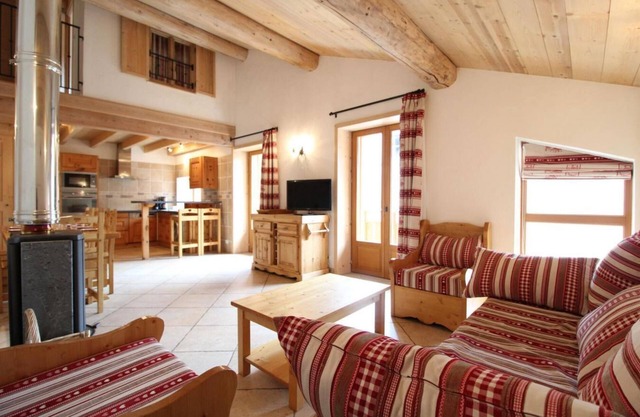 100m from resort center, 1st floor, balcony, fireplace or stove, tv, ski locker, 90m², Val Cenis