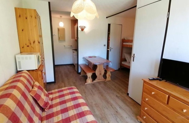 100m from ski slopes, 1st floor, view ski slopes, balcony, tv, ski locker, 26m², Montalbert