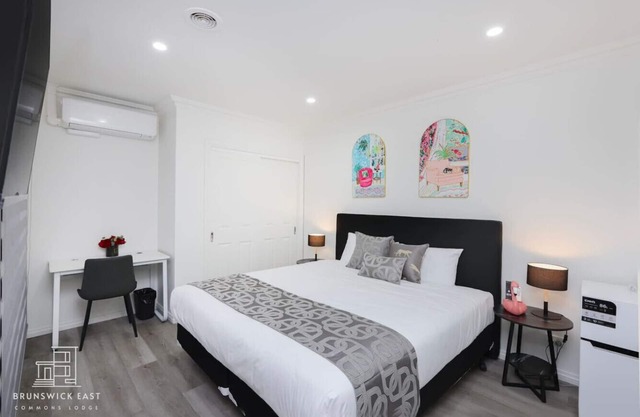 101 Luxe King BR w/Fast WiFi - 18 mins tram to CBD