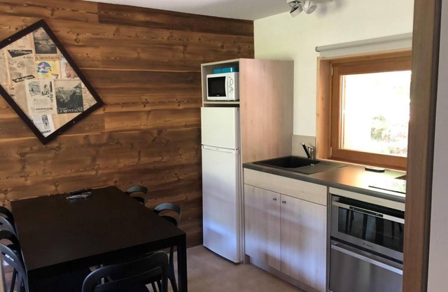 10m from ski slopes, swimming pool, sauna, hammam, balcony, parking, tv, ski locker, 28m²